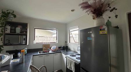 Cozy 3-Bedroom Family Home - Photo 3