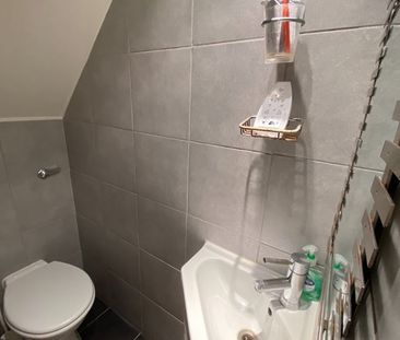 Room in a Shared House, Quicks Road, SW19 - Photo 6