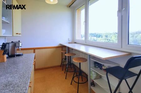 Pronájem prostorného 3+1 s neprůchozími pokoji a balkonem - Photo 5