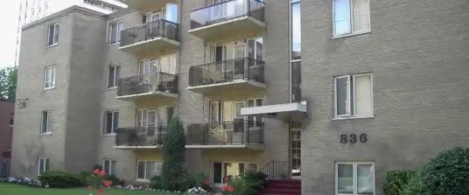 836 Roselawn Avenue - walk to Subway !!!! | 836 Roselawn Avenue, Toronto - Photo 1