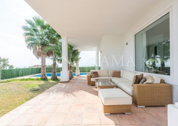 Lovely Andalusian style villa with modern furniture near Sotogrande