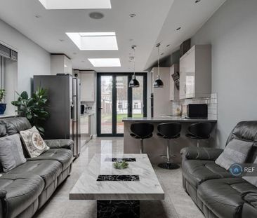 4 bedroom semi-detached house to rent - Photo 6