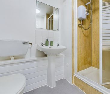 1 bedroom in a house share to rent - Photo 4