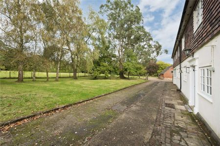 An idyllic country home, refurbished to a high standard set in the village of Dunsfold. - Photo 4