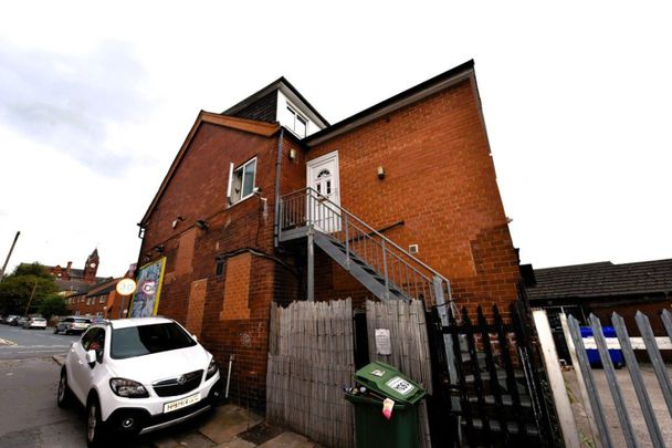 3 bedroom Flat in Woodhouse Street, Leeds - Photo 1