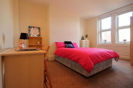 6 bedroom terraced house to rent - Photo 2