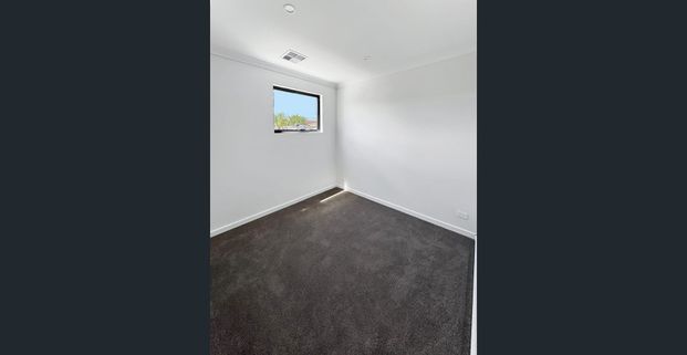 Near Completion 2-Storey Townhouse For Rent Modbury! - Photo 1