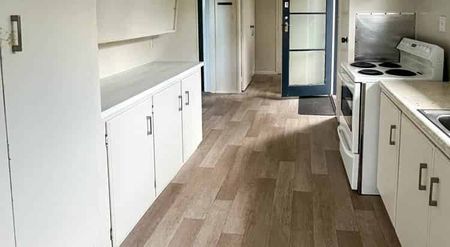 Private & Convenient Living – Three Bedrooms Close to Town - Photo 4