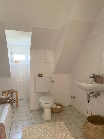 2-Zimmer-Wohnung im 3 Stock ohne Lift. Bad mit (Badewanne und Fenster) und WC sind in einem Raum untergebracht . - Foto 2