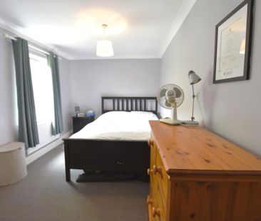 2 bedroom Flat in Flat 8, Leeds - Photo 4