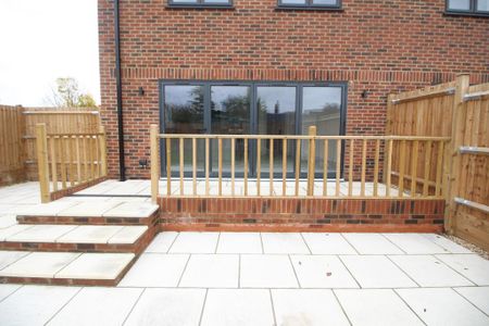 4 bedroom semi-detached house to rent - Photo 4