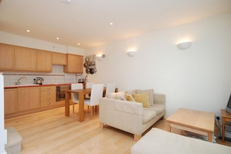 2 bedroom mews to rent - Photo 3