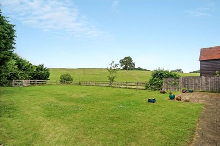 Converted stables in country estate setting with views over fields - Photo 4