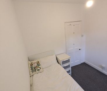 Room in a Shared House, Greestead Gardens, SW15 - Photo 1