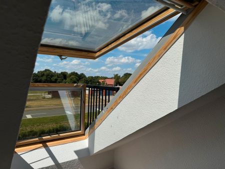 Moderne Single-Dachgeschosswohnung mit Balkonfenster, Garten, PKW - Photo 3