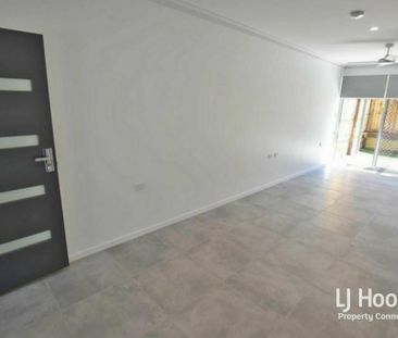 STUNNING TOWNHOUSE. OUTSTANDING LOCATION - Photo 3