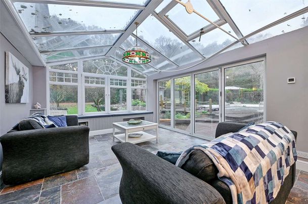 An elegant and spacious family home with exceptional leisure facilities, set within beautiful mature grounds. - Photo 1