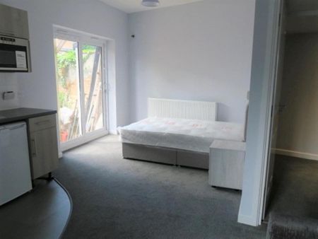 Studio to rent - Photo 2