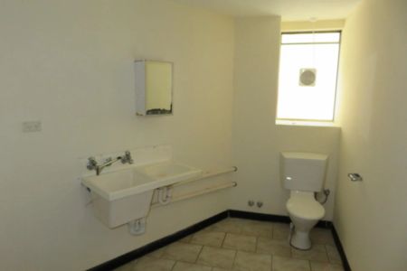 Unfurnished 2 bedroom Unit - Photo 2