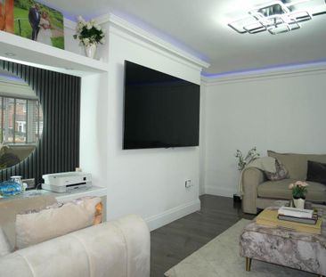 4 bedroom semi-detached house to rent - Photo 2
