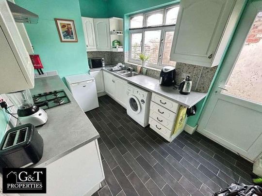 Maypole Hill, Halesowen, B63 - Photo 1