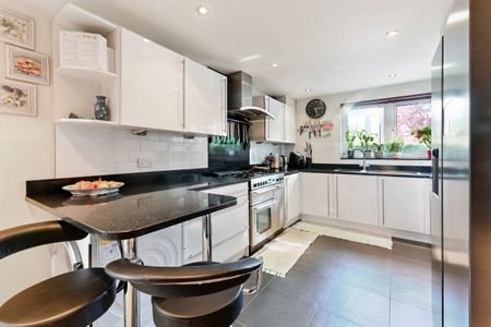 St Stephens Gardens, Putney, London - Photo 3