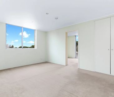 Bright and sunny apartment with views. - Photo 1