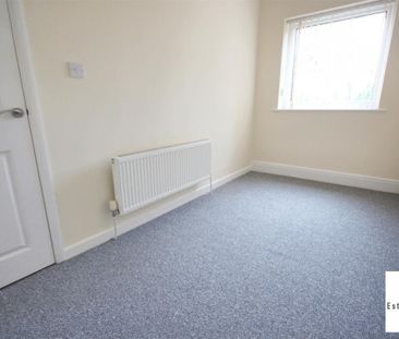 2 Bedroom House - End Terrace To Let - Photo 3