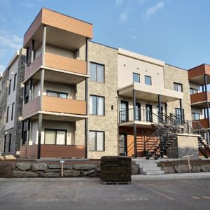 Superbe 4 1/2 + B, LÉVIS, (St-David), 3ième étage, air clim, 2 STATIONNEMENTS EXTÉRIEURS INCLUS, LIBRE LE 1ier juillet 2026. - Photo 2