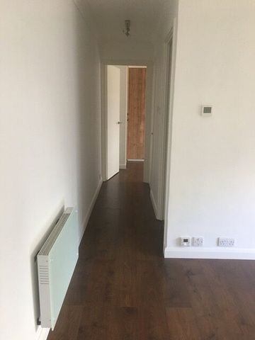 Spacious 1 Bedroom Flat in Prime Location, Worcester Park - Photo 2