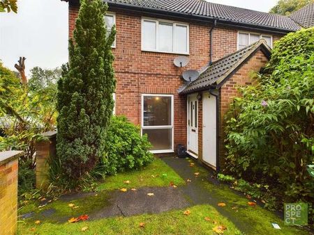 Vesey Close, Farnborough, Hampshire, GU14 - Photo 2