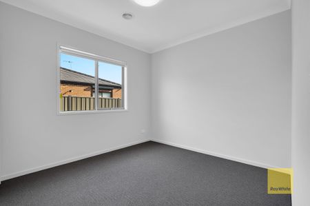 Modern Living with Space and Style - Photo 2