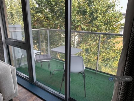 1 bedroom in a flat share to rent - Photo 5