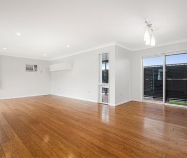 LARGE RENOVATED FIVE BEDROOM HOME WITH MULTIPLE LIVING ZONES! - Photo 6