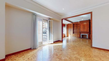 Large flat for rent in Valencia city center in a building of 1958 - Foto 3