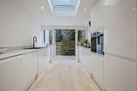 Stunning Kensington Garden Retreat: 2 Bedroom & 2 Bathroom Luxe Basement Apartment - Photo 3