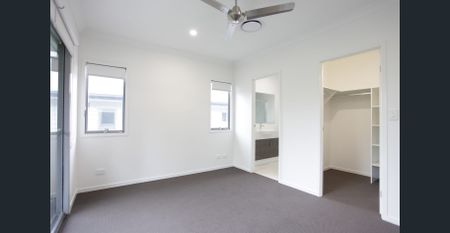 Meticulously Presented Executive Terrace Home - Photo 4