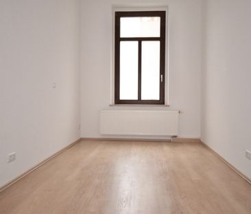 2 Zimmer • schickes Laminat • Tageslichtbad mit Wanne • Stellplatz ... - Photo 3