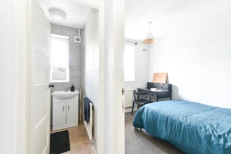 5 bedroom semi-detached house to rent - Photo 4