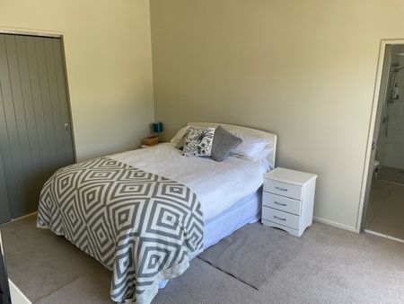 Raumati Beach - 2 Bedrooms - Photo 2