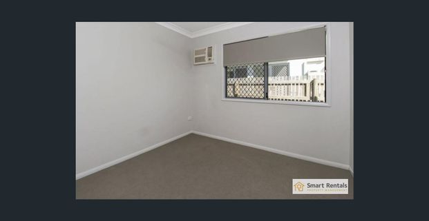 Modern Family Living in Mount Louisa - Photo 1