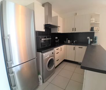 AIX LA DURANNE APPARTEMENT T3 MEUBLE AVEC TERRASSE ET GARAGE, - Photo 5