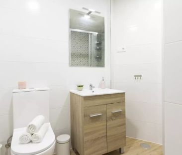 Cool room for rent in 8-bedroom apartment, Argüelles - Foto 6