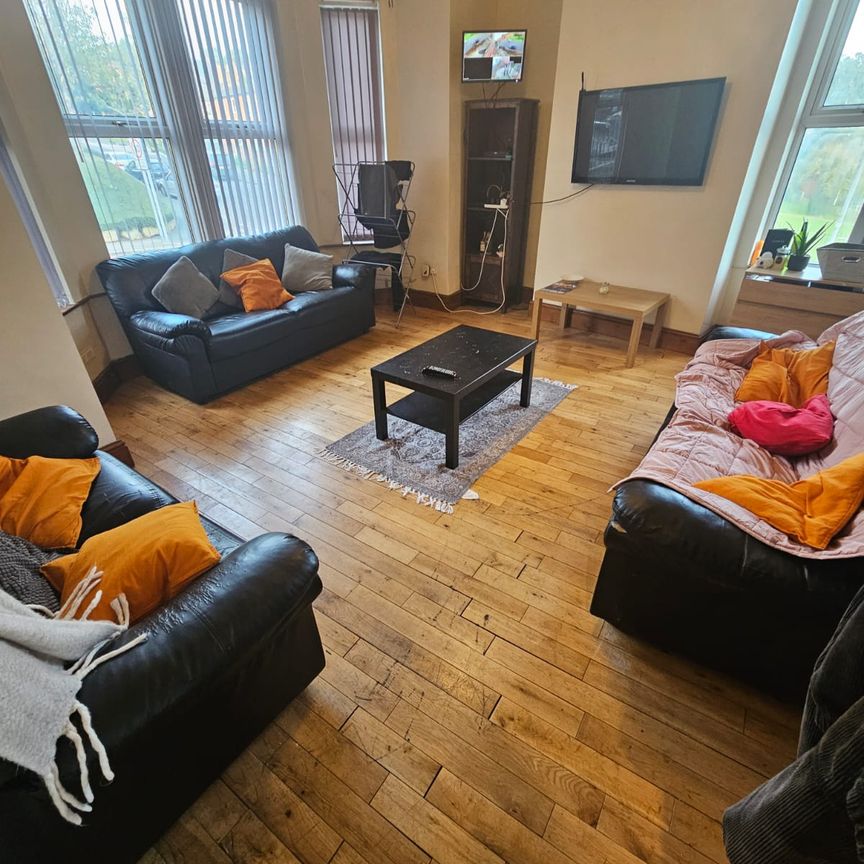 8 Bed - 1 Hill Top Street, Hyde Park, Leeds - LS6 1NW - Student - Photo 1