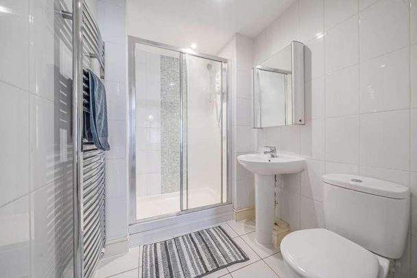 Flowers Avenue, Ruislip, HA4 - Photo 1