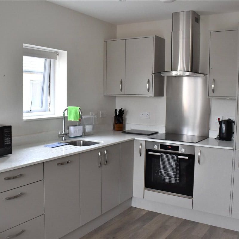 First floor apartment to the South side of town, with parking and gas central heating. - Photo 1