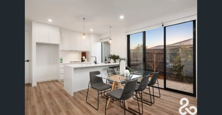 Great Proportions With Contemporary Elegance - Photo 3