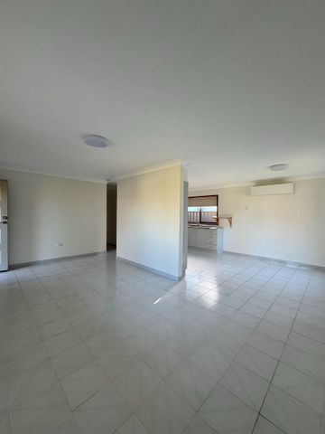 Location to Beach - 3 Good Size Bedrooms - Ensuite to Master - Air Con - Photo 2