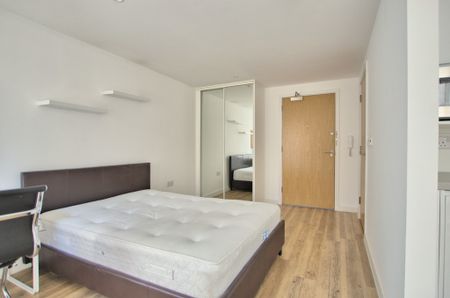 A smart, studio flat in a purpose built block just off of Victoria Road. Available for single occupancy for a full time student only* Inclusive of utilities. With convenient access to Cambridge City Centre as well as both Cambridge train stations. See description for conditions. - Photo 4