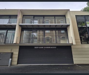 STYLISH SPLIT-LEVEL HOME OFFICE / RESIDENCE - Photo 4